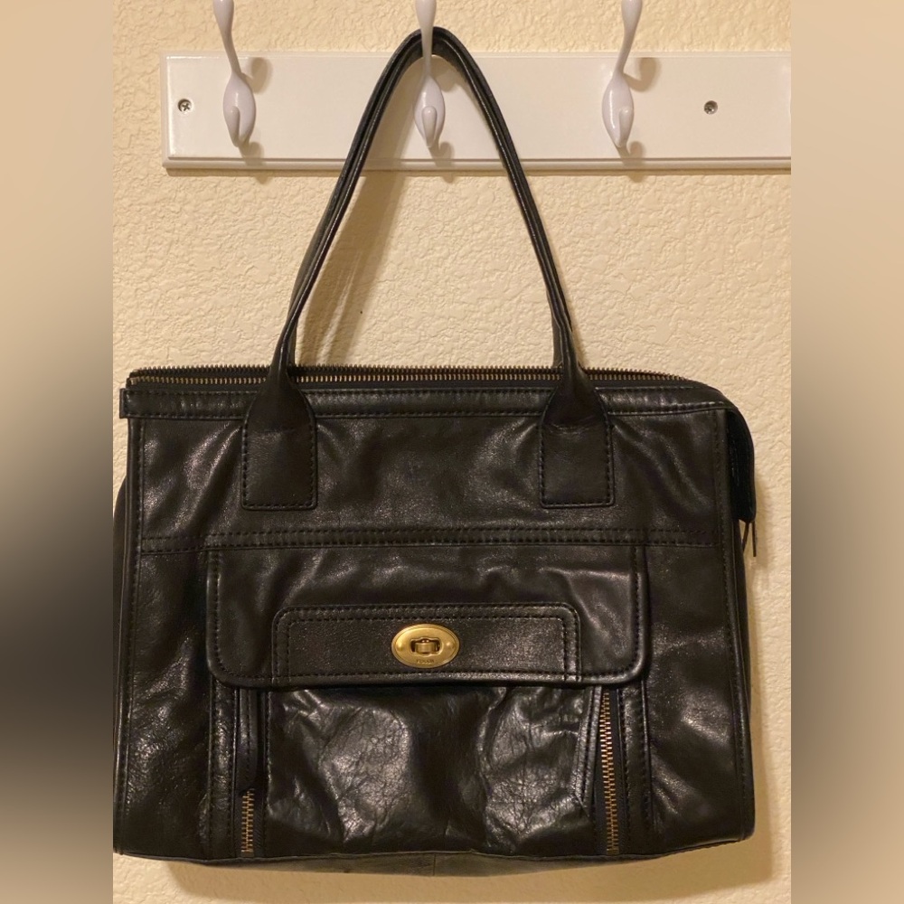 FOSSIL BLACK LEATHER+ TURN
LOCK SATCHEL